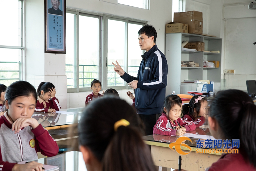 新闻频道 图片新闻 图说东莞 正文学生卢凯欣"比较喜欢篆书,吴老师很