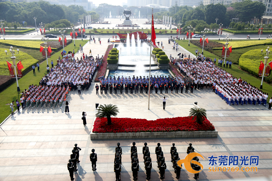 上午9点,清溪在镇政府广场举行升国旗仪式,祝愿祖国繁荣昌盛.