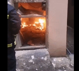 电动车充电又出事!现场火花四溅,爆炸声不断