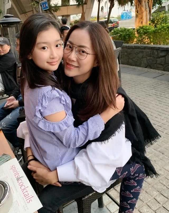 谢霆锋经纪人霍汶希罕见晒女儿,honey越来越像妈妈,生