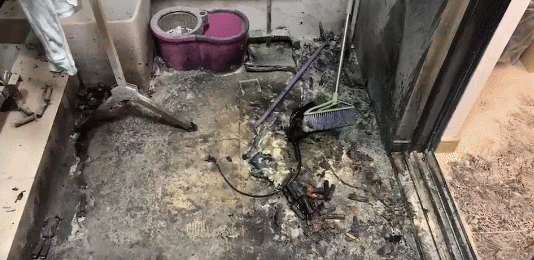 火花四溅!东莞一小区又见充电中的电动车突发爆燃