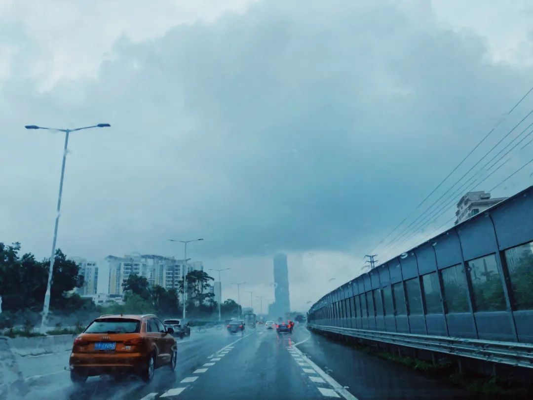 城市笼罩在烟雨朦胧中 冯敏儿/摄