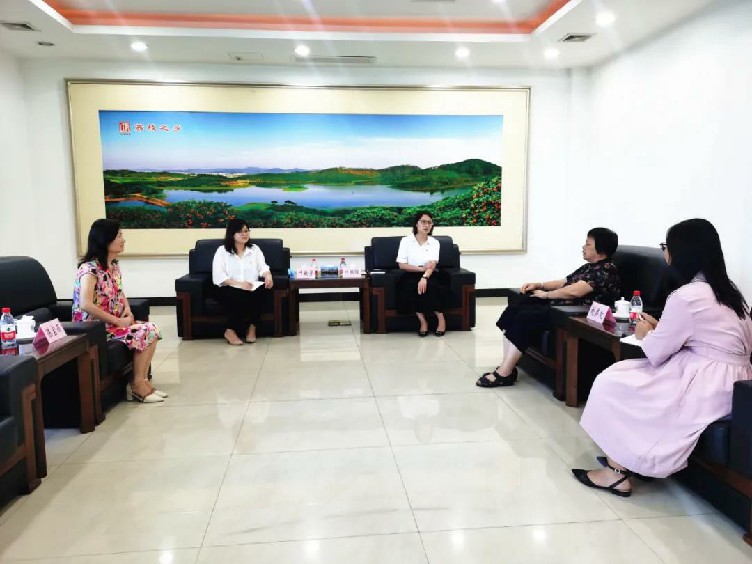 大朗开展七一退休女党员慰问座谈会