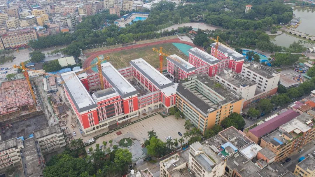 空中俯瞰黄江中学即将完工的教学楼和宿舍楼