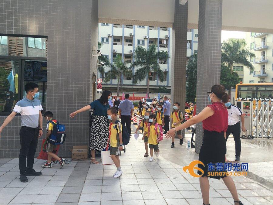 谢岗镇中心小学曹乐校区,学生入校先测体温,洗洗手.