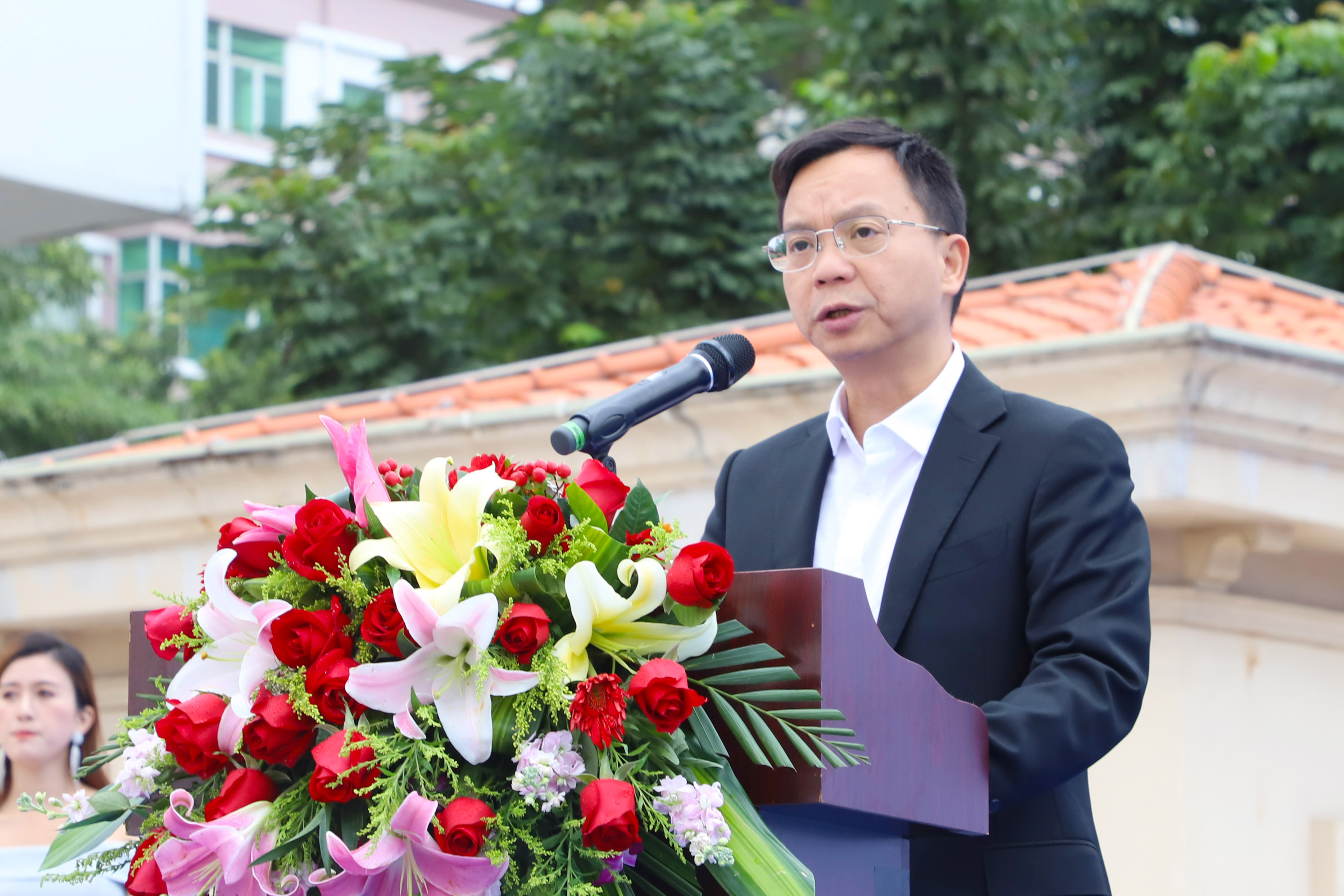 李惠勤,钟方明,及城管分局相关负责人等共同推动启动杆,宣布谢岗镇