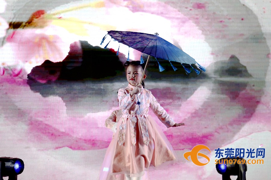 中西结合凸显特色!石龙龙城外国语小学举行元旦文艺晚会