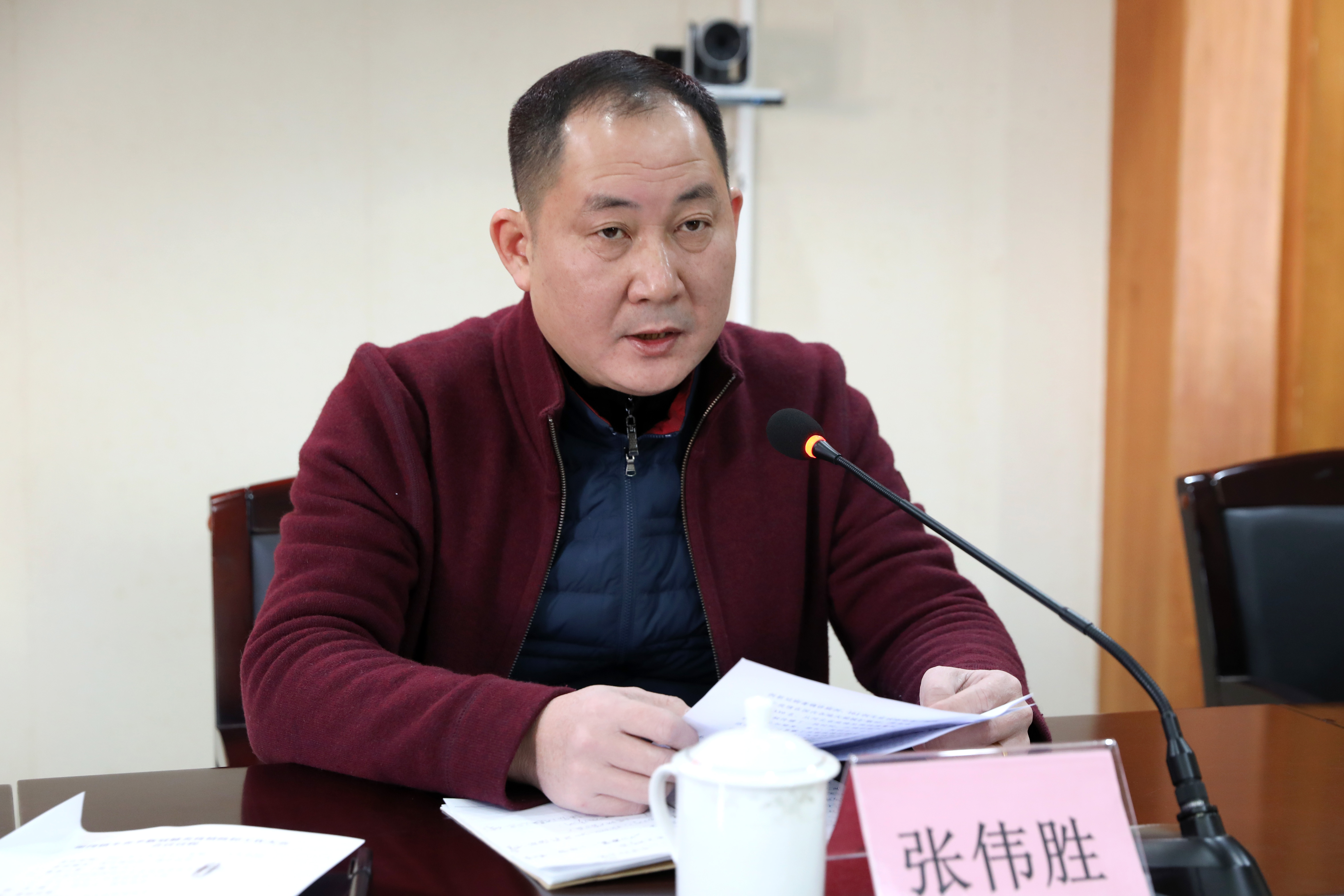 张伟胜在会上部署了谢岗镇冬春季疫情防控各项工作,并重点强调了各村