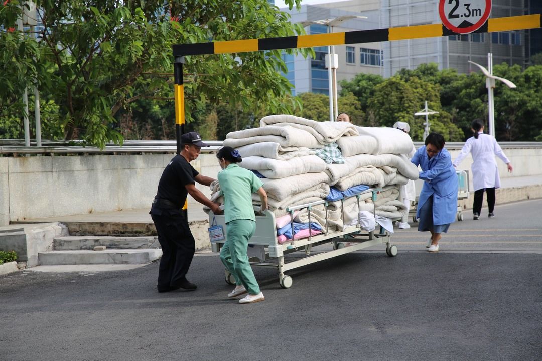 医院搬家见过吗3个小时4个病区就全部搬入新肿瘤中心大楼