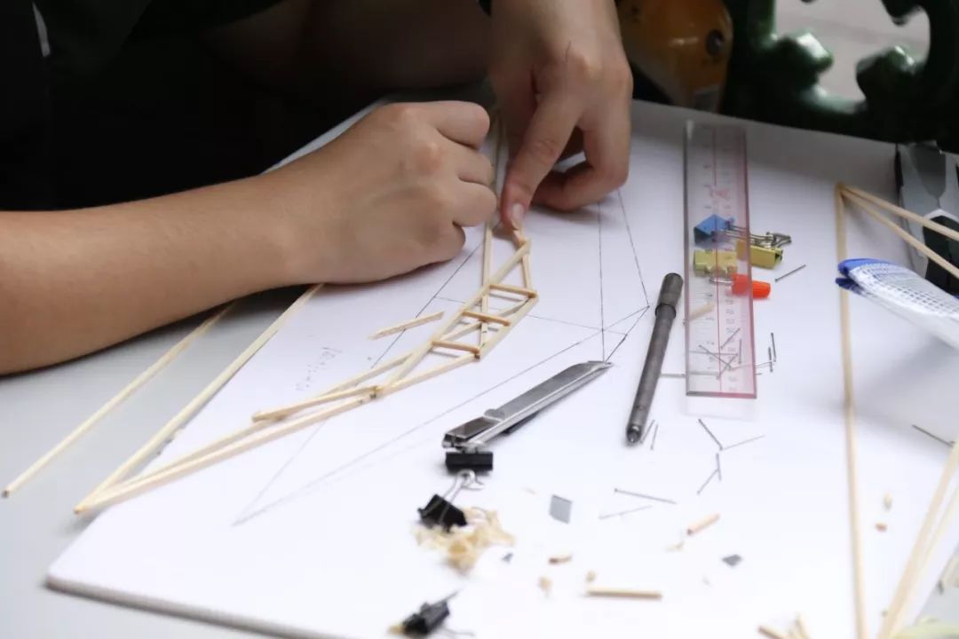 承重测试两个阶段进行,要求选手们用不超过12根的木条在180分钟内完成