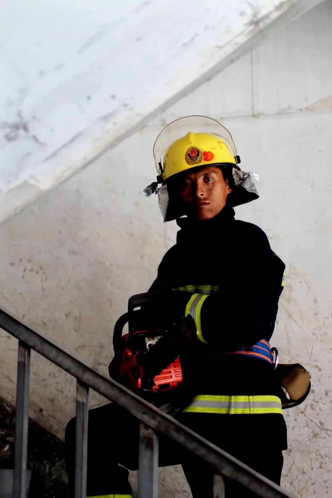 参加消防工作25年来,历任班长,装备技师,特种车辆驾驶员,中队长助理等