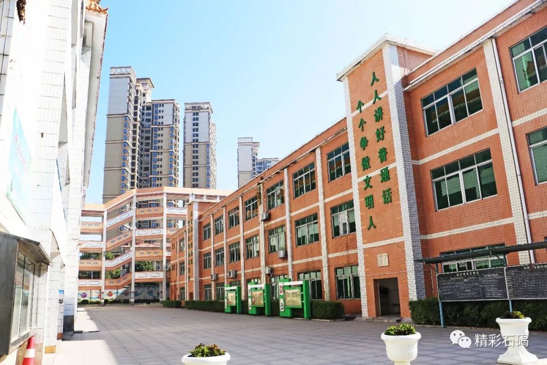 在石碣中学校园里,巨型"诚"文化石在苍穹之下巍然屹立,雄伟壮观;"诚"