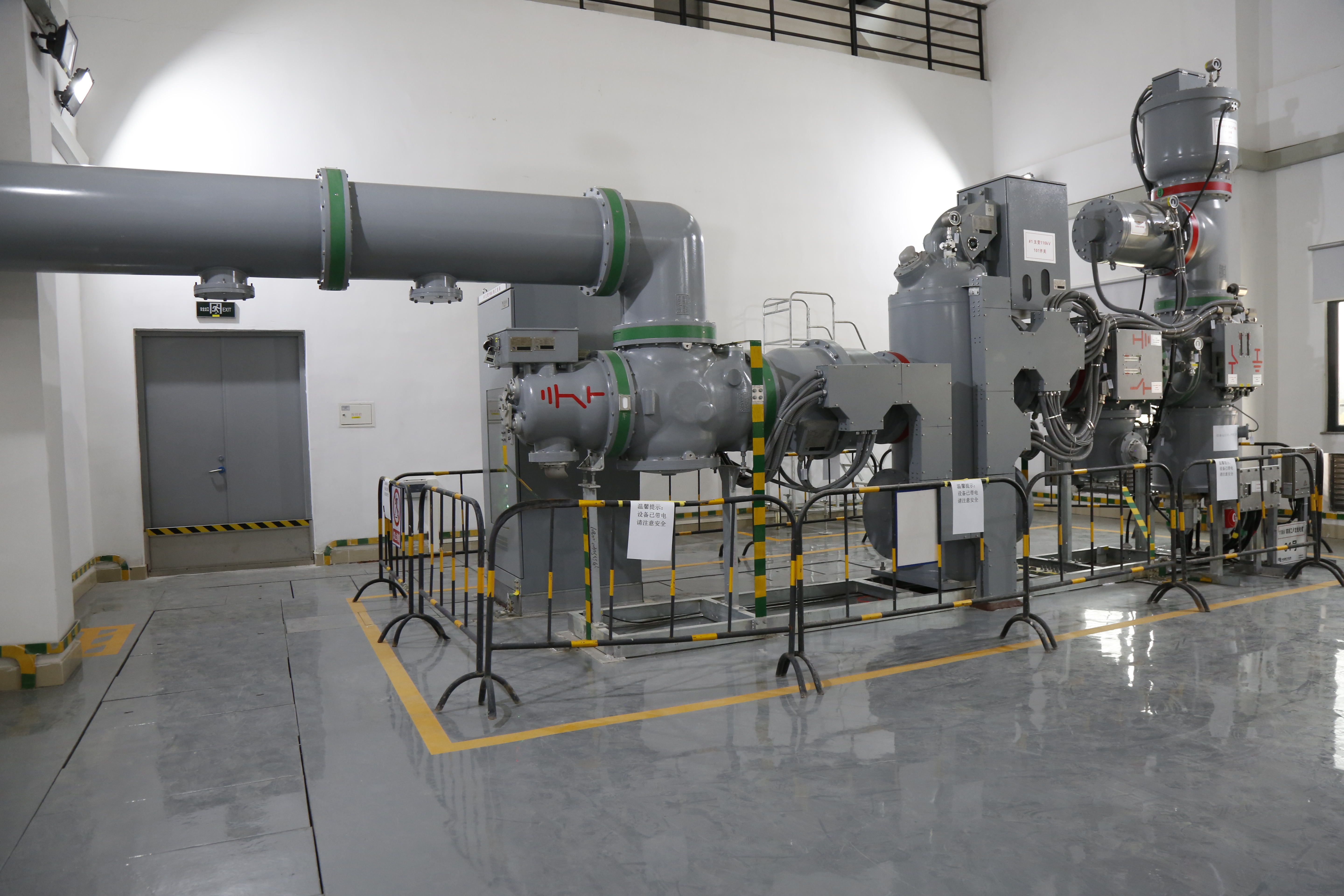 变电站里既有警传室,水泵房,工具室,接地变室,气瓶室,电容器组室,10