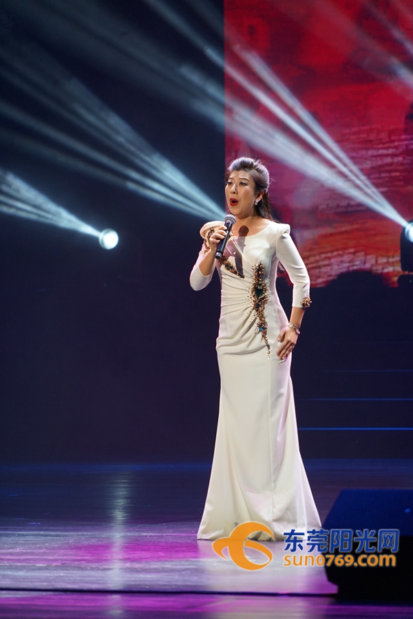 曾获得文化部新人新作声乐比赛一等奖的蒋牧含演唱《我爱你,中国》