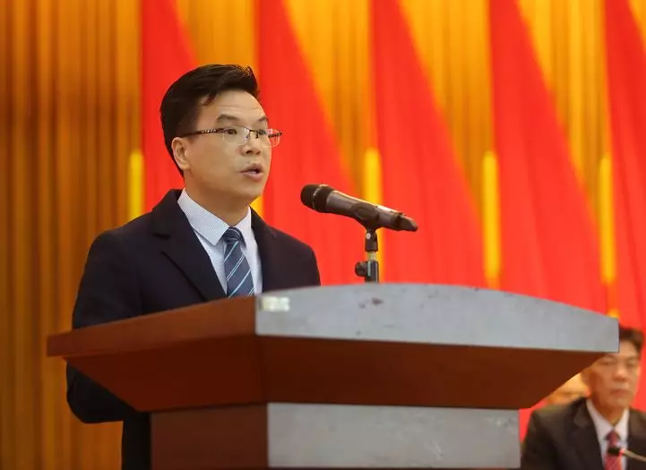 高埗镇召开第十七届人民代表大会第八次会议邓炳华全票当选为镇人民