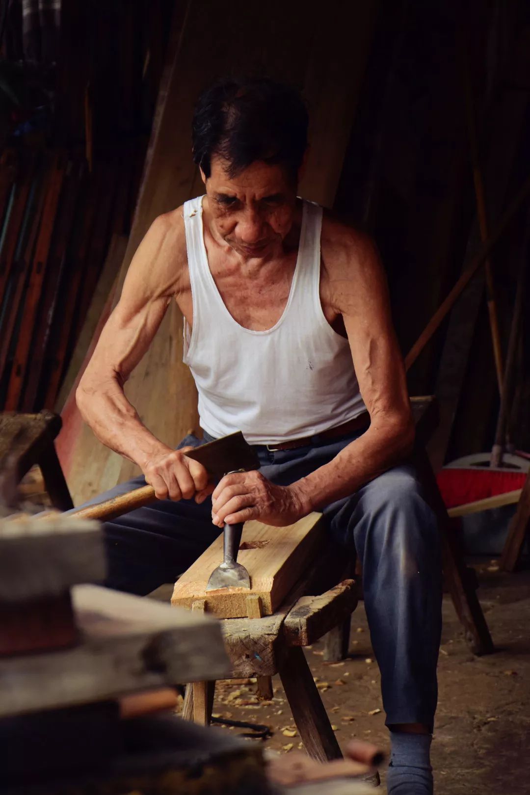 年轻时干木工一天能挣两块五他是一个老木匠,与木头打了一辈子交道