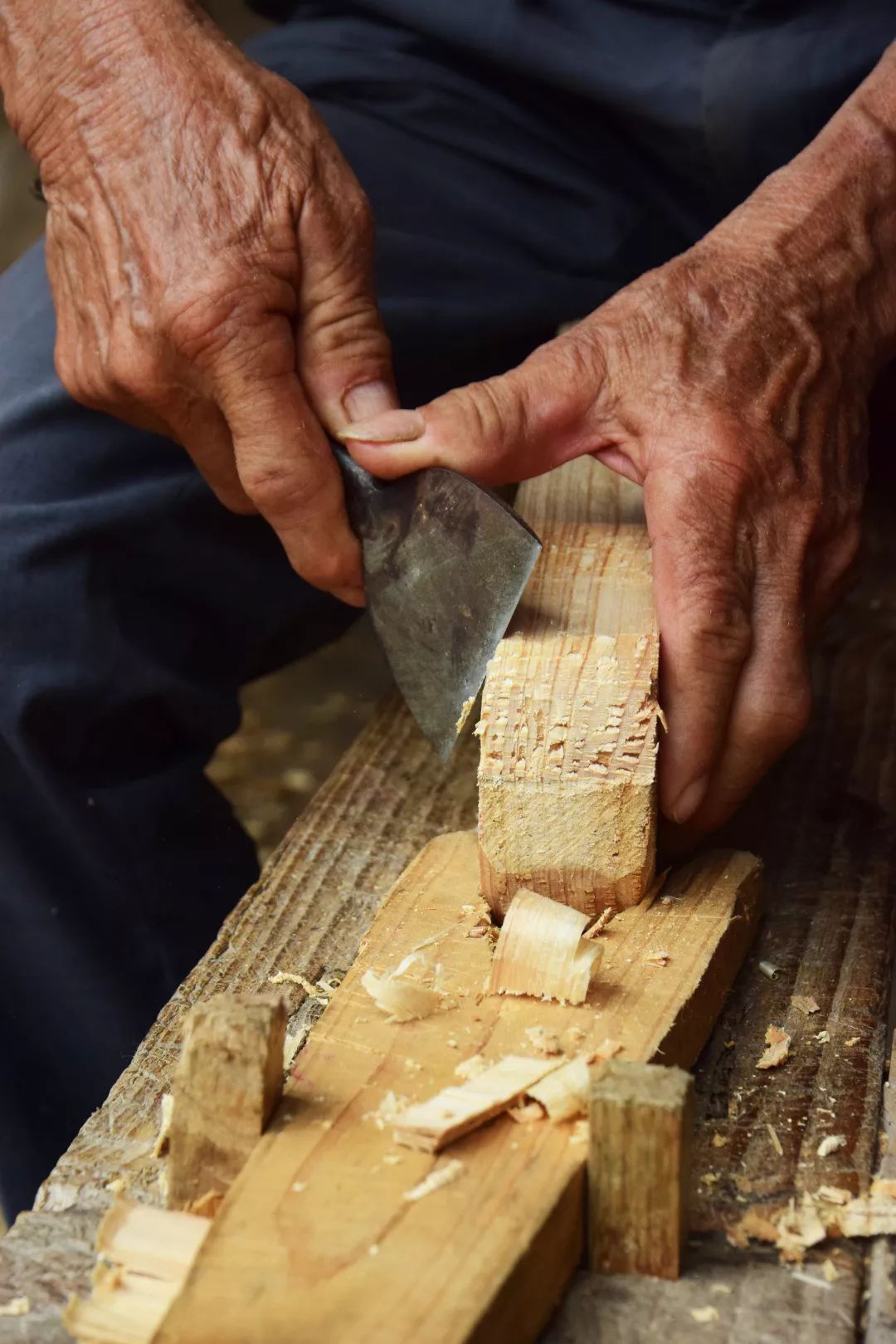 男人百艺好随身木头在七旬木匠师傅手里成手工艺品