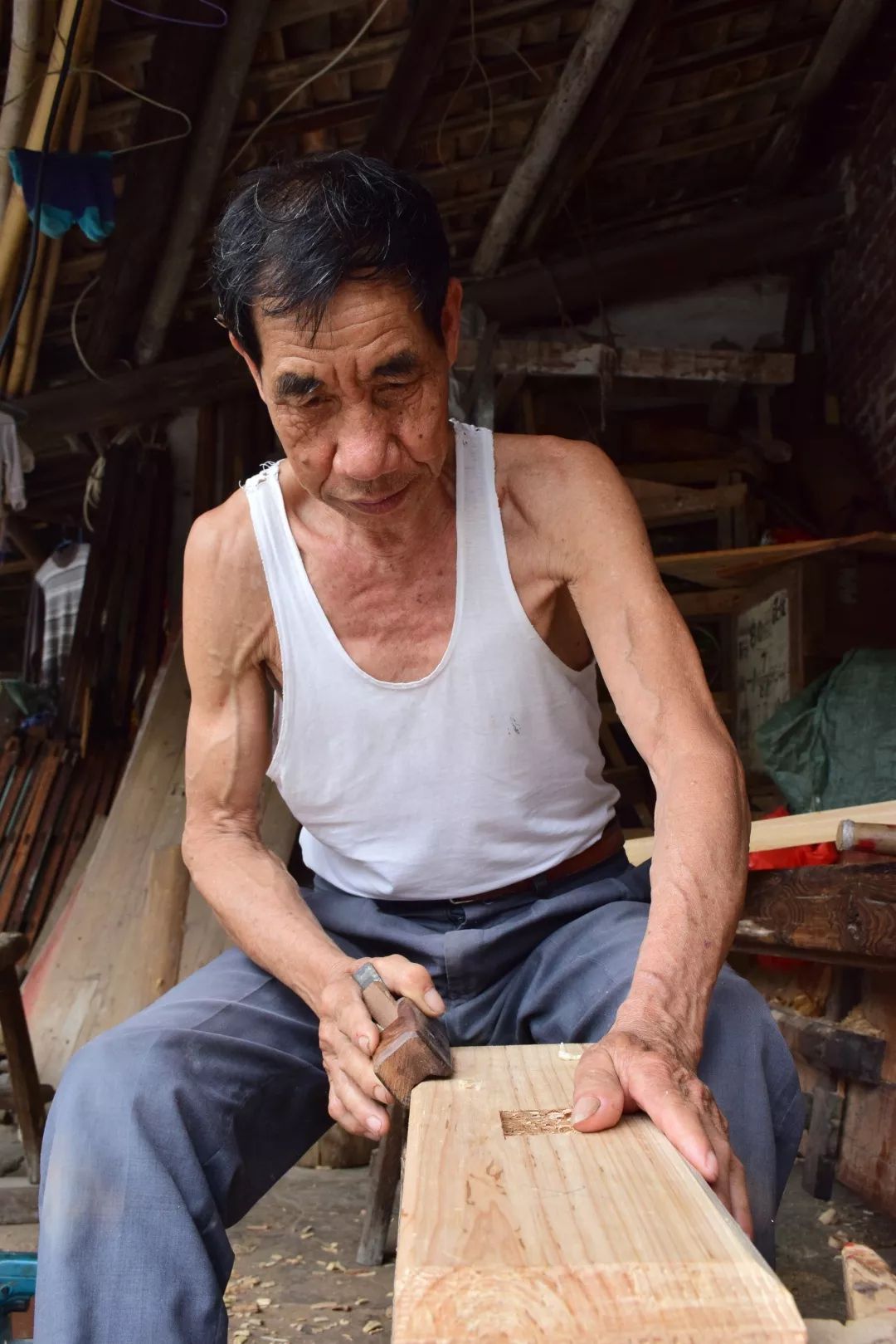 男人百艺好随身木头在七旬木匠师傅手里成手工艺品