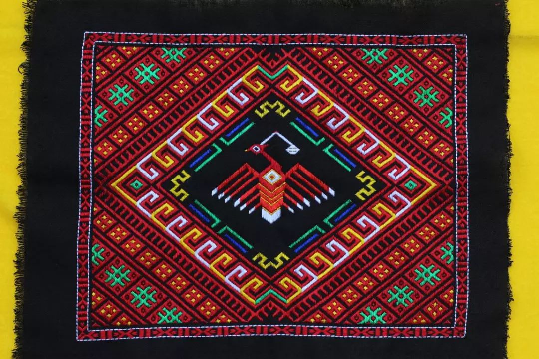 近年来,瑶族刺绣创新纯手工制作文化艺术作品,其中:瑶绣盛装,盘王印