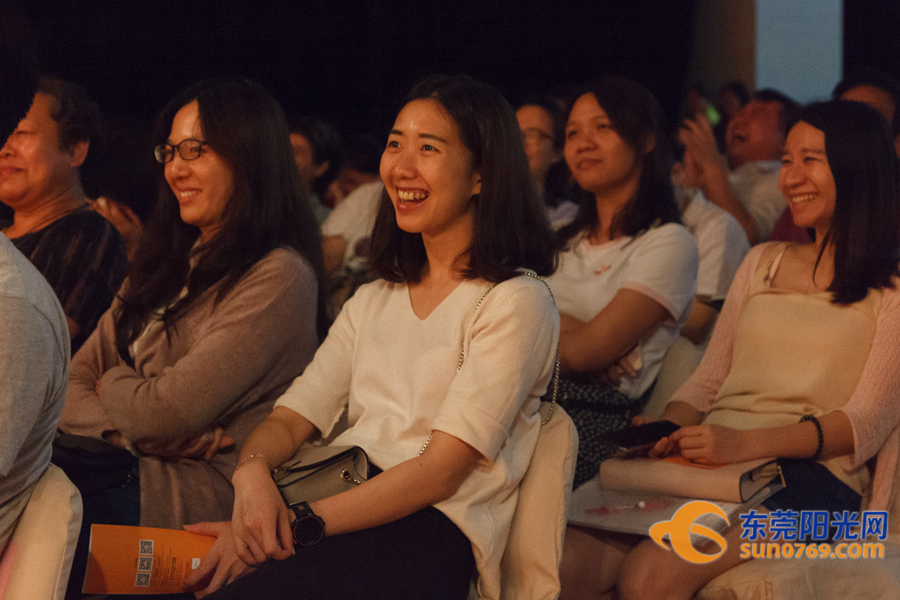 首演全程白话,观众笑到肚痛!