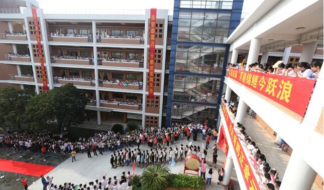 东莞中学松山湖学校2000师生为高考学子加油鼓劲