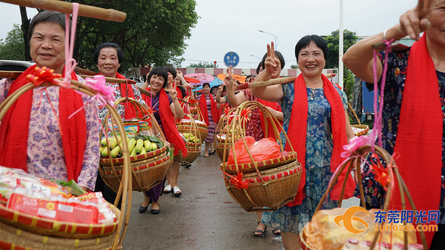 6月2日中午,高埗镇冼沙村一坊也热闹非凡,300多名出嫁女相约集体回到