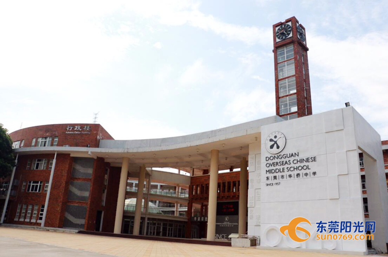 凤岗华侨中学教学楼主楼部分墙体经过一番装饰,面貌焕然一新,对空调外