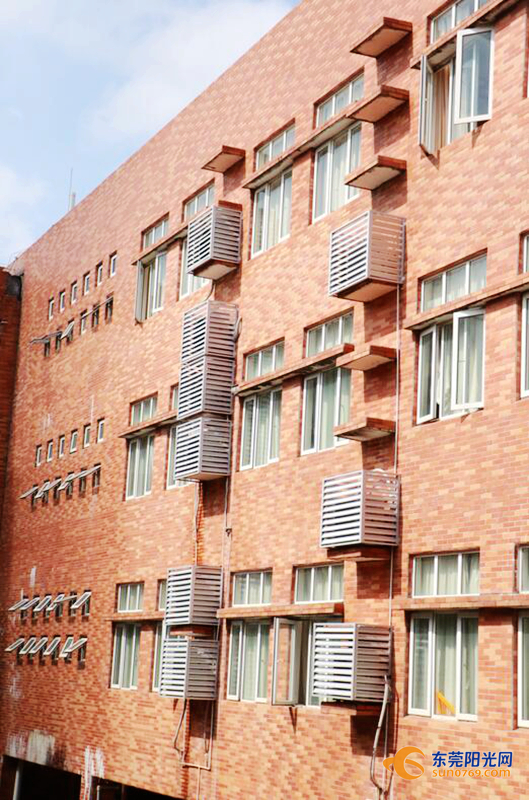 面貌焕然一新,对空调外挂机加装外罩进行美化和加固