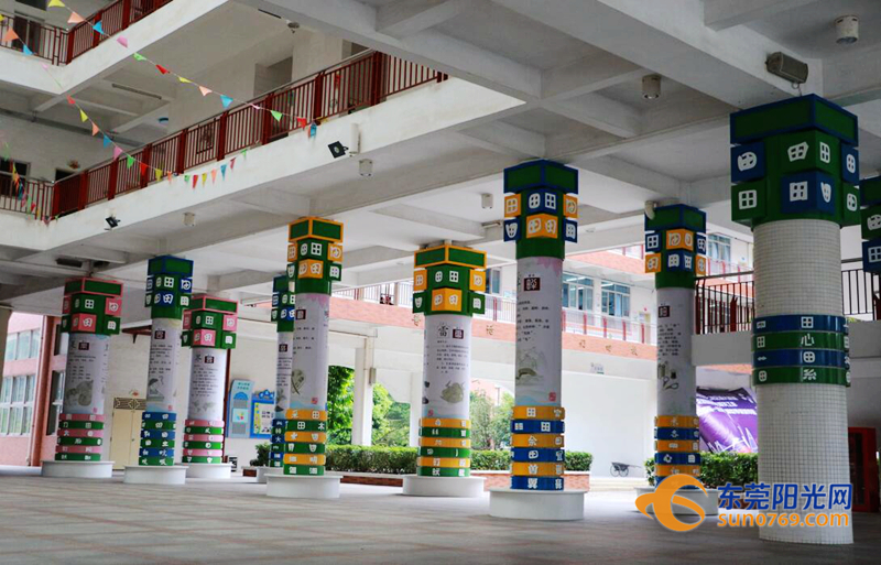 凤岗镇田小学,除了随处可见围绕"田"文化展示的校园文化建设内容,教学