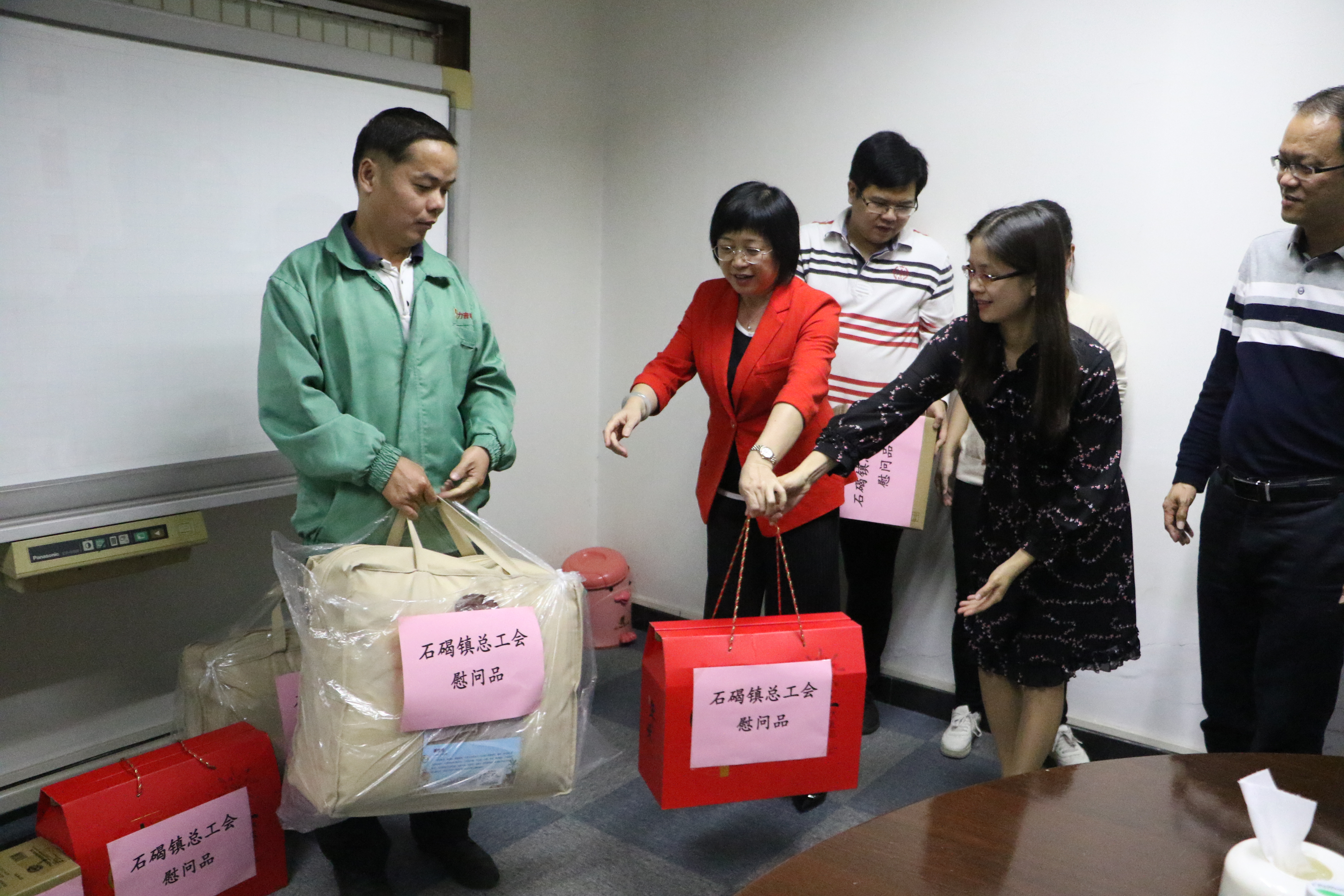 石碣镇总工会节前慰问困难员工