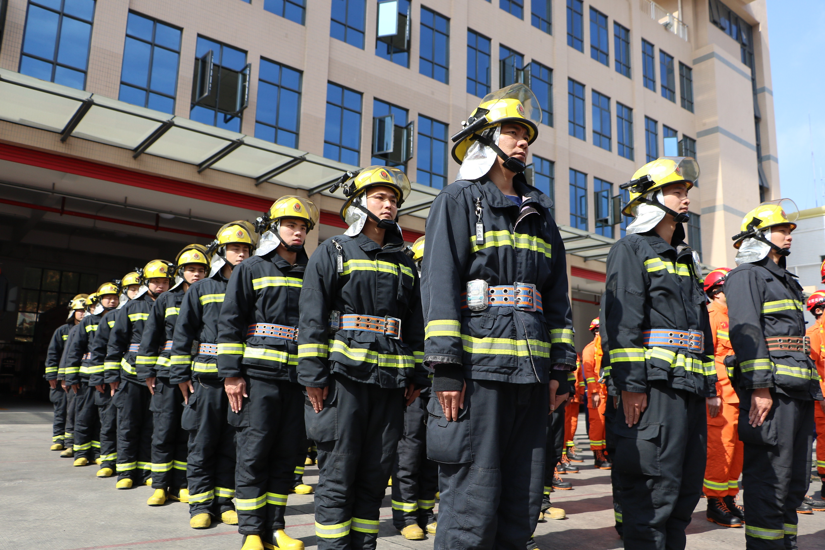 东莞市消防救援支队凤岗大队正式挂牌成立