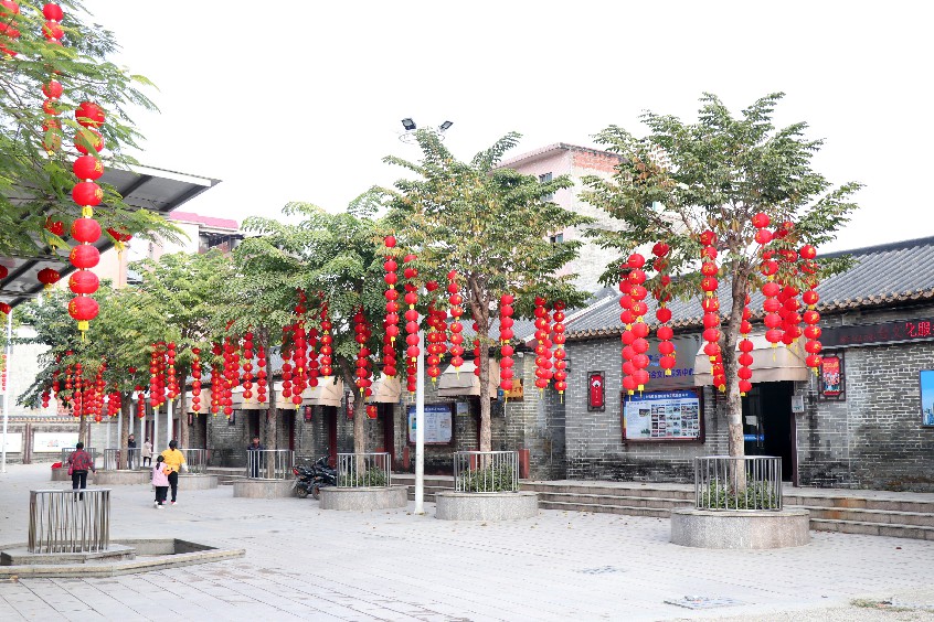 年味十足过大年记者在大朗镇蔡边村福德堂广场看到,路旁的几颗大榕树