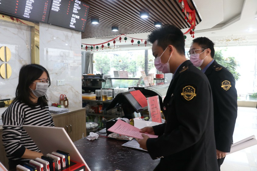 分局組織人員集中檢查餐飲服務單位,全力做好餐飲環節疫情防控工作