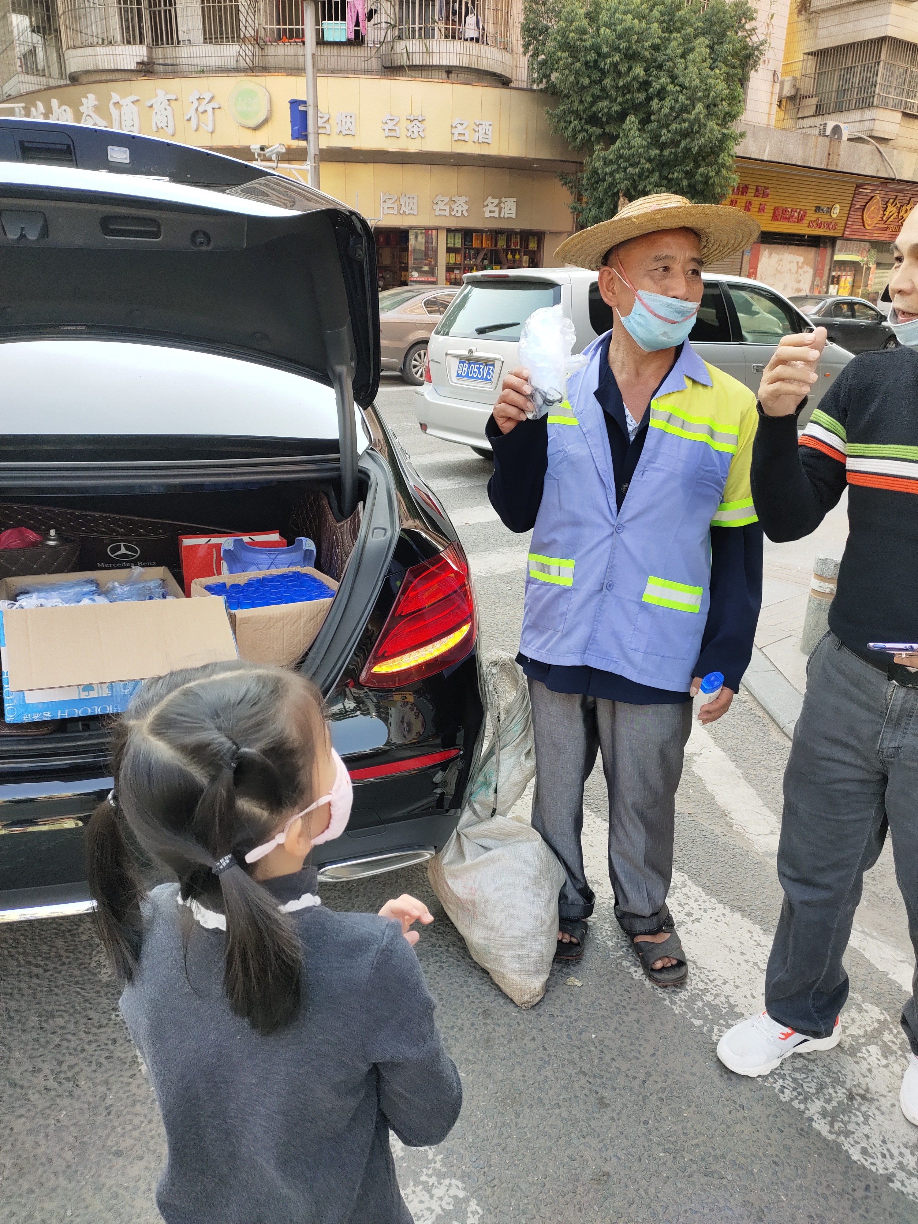 长安这一家三口街头免费派口罩给老人和环卫工,暖心!
