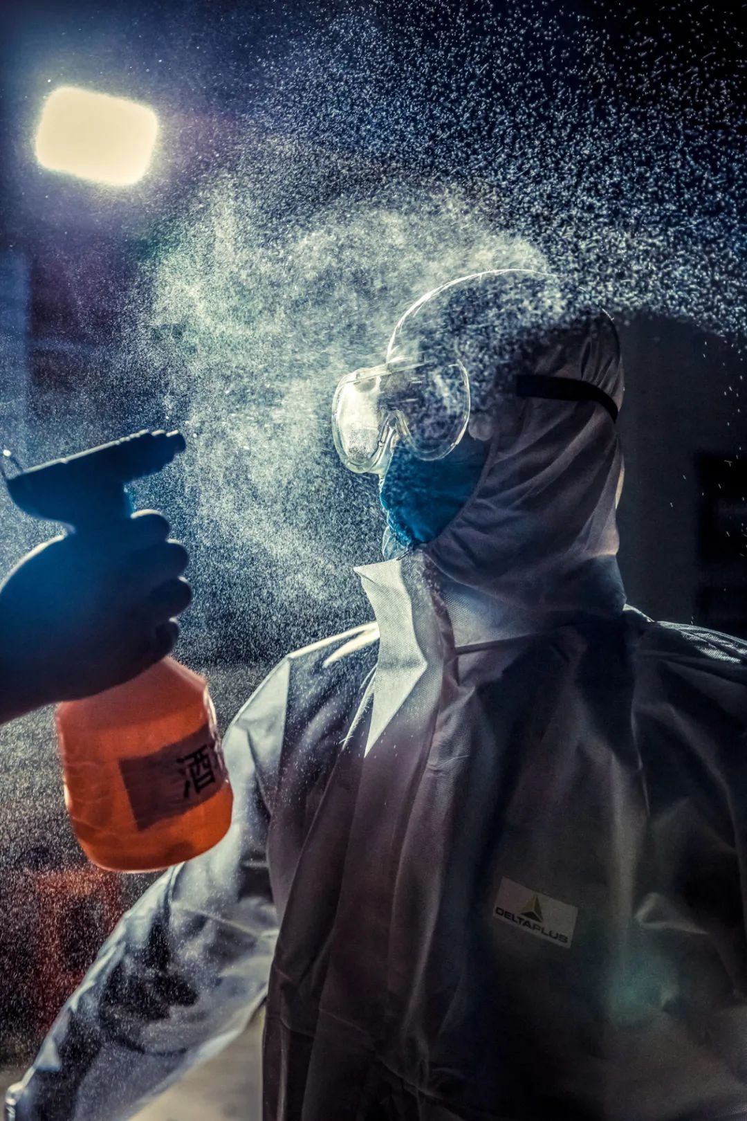 《居家防疫》吴荏兴/摄《执勤晚餐》吴建文/摄《开往新世纪》吴建文