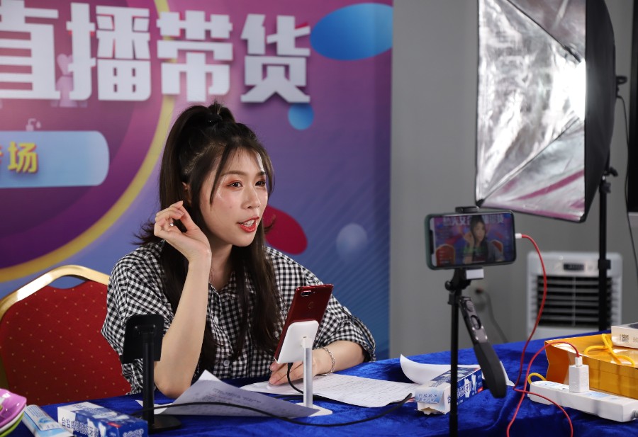 桥头女企直播带货 助力"乐购东莞"