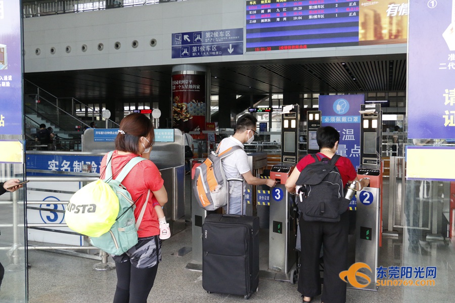 端午节火车票开抢短途火车票很抢手