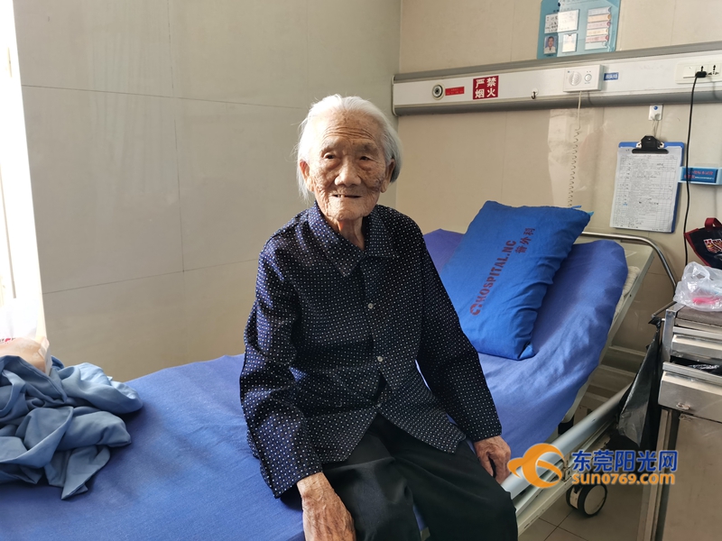 东莞99岁老人骨折后胆结石发作 这家医院巧手"拆弹"