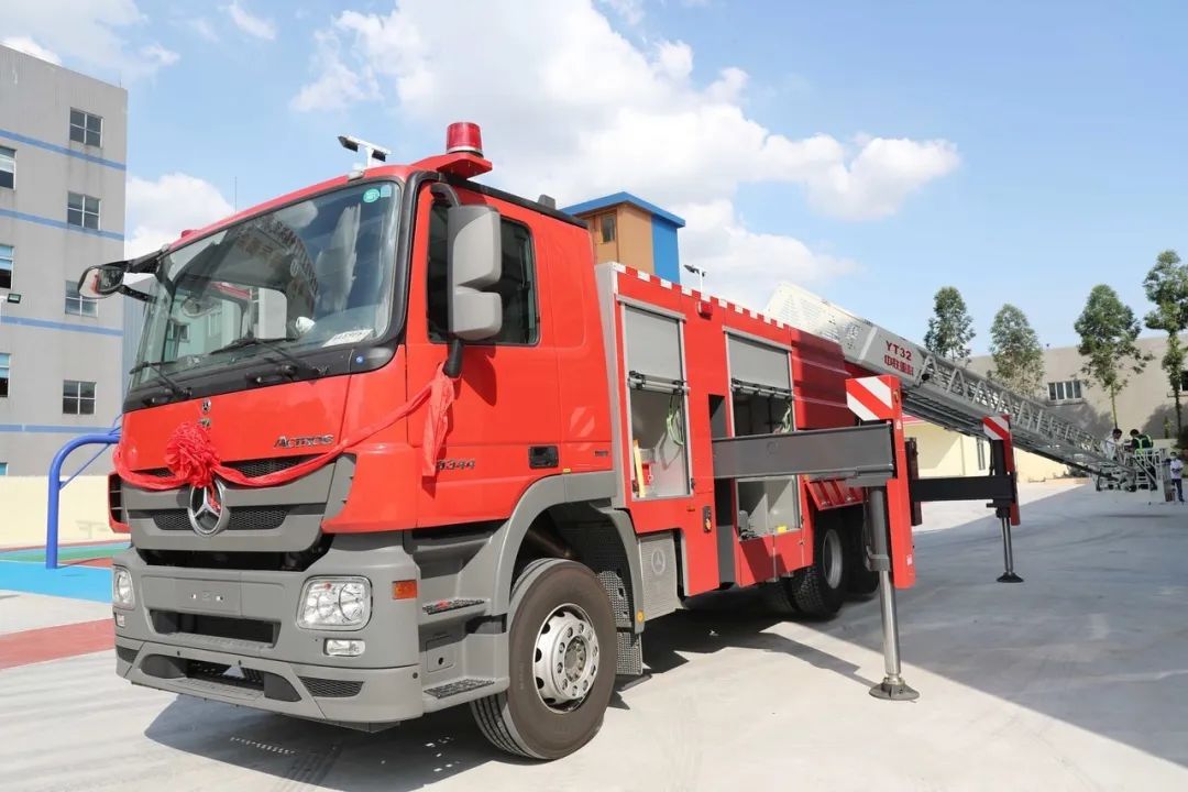 日前,一辆32米云梯消防车在高埗镇新消防站首次亮相,这是高埗消防救援