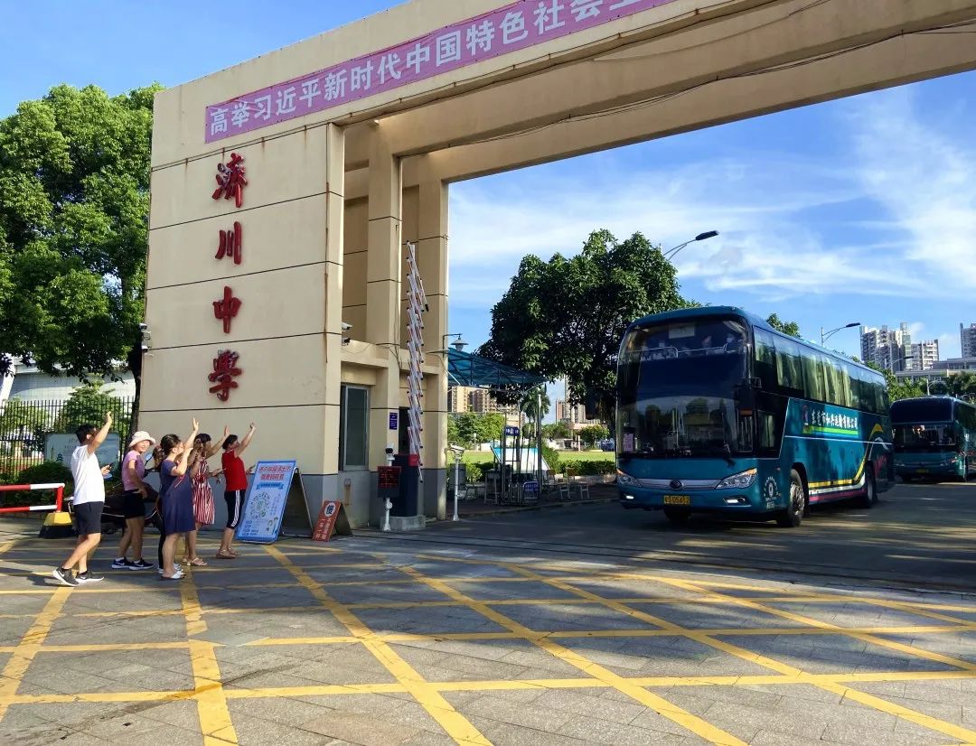 道滘镇参加2020年高考的402名高三学子集结在济川中学的教学楼前,整装
