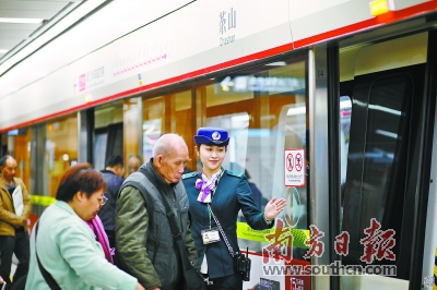 东莞地铁工作人员贴心服务,让市民出行更安全,舒适.罗芳园 摄