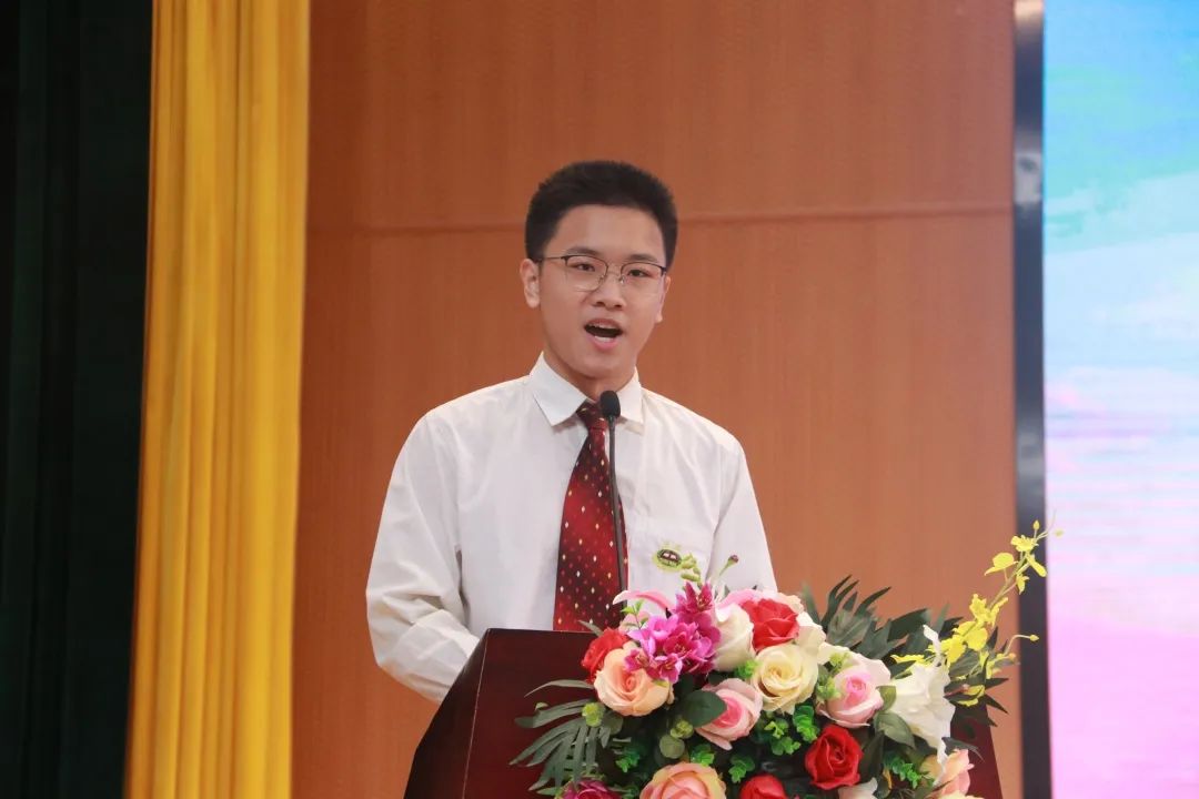 东华高级中学校长简期颐以《定力如磐,行者无疆》为题,为全体高三毕业