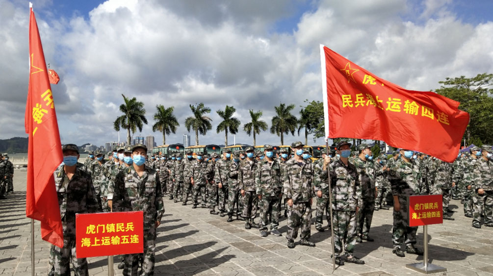 现场,来自东莞军分区相关人员,对虎门镇的14个基干民兵方队,共计582人