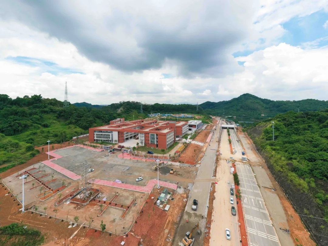 凤岗镇领导督导重点项目建设情况 攻坚克难再提速