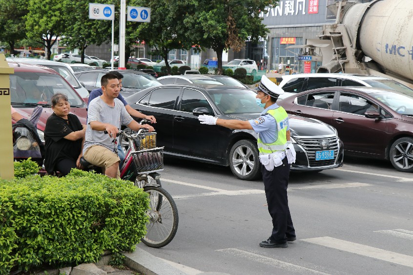 大朗交警開展交通勸導引導文明出行