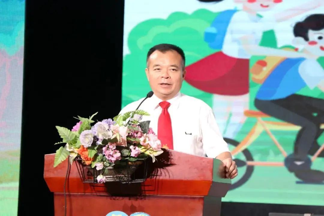 东华小学校长万学军:做好抗疫,守好纪律,爱上阅读黎校长说:"新时代的