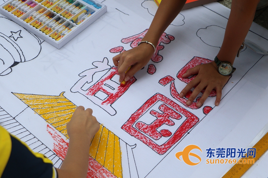 凤岗镇开展2020年中小学生"全面小康 感恩祖国"百米长卷现场绘画比赛