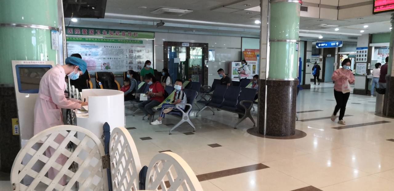 在樟木头医院,各门诊科室陆陆续续有市民排队看病.