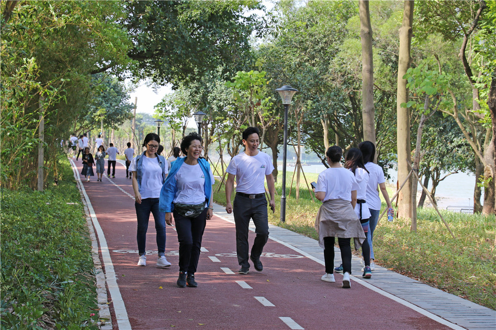 翻过金交椅岭,沿着美丽的东江绿道一直到东江金海岸体育长廊停车场