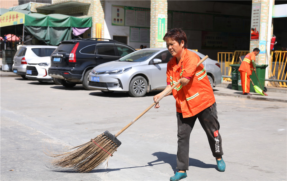 10月26日是环节工人节,记者通过镜头,带大家走近企石镇一位"不一样"的